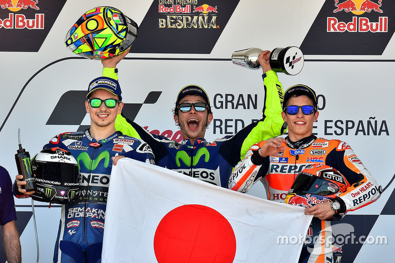 Podium GP Spanyol 2016: pemenang Valentino Rossi, Yamaha Factory Racing, posisi kedua Jorge Lorenzo, Yamaha Factory Racing, dan peringkat ketiga Marc Marquez, Repsol Honda. GP Spanyol 2016 sekaligus menjadi finis podium terakhir Rossi di Sirkuit Jerez.