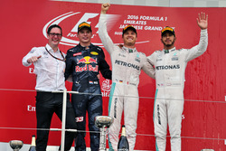 Podium: Andrew Shovlin, Mercedes AMG F1 Engineer; tweede Max Verstappen, Red Bull Racing; winnaar, N