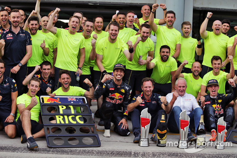 Il vincitore della gara Daniel Ricciardo, Red Bull Racing festeggia con il compagno di squadra Max Verstappen, Red Bull Racing, il Dr Helmut Marko, Consulente Red Bull Motorsport, Christian Horner, Team Principal Red Bull Racing, e il team