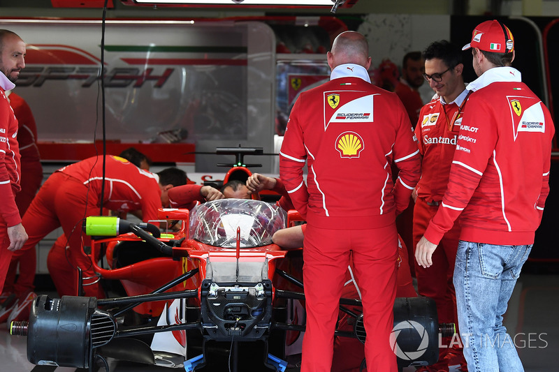 Sebastian Vettel, Ferrari, am Ferrari SF70H mit Cockpitschutz Shield