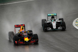 Макс Ферстаппен, Red Bull Racing RB12 випереджає Ніко Росберга, Mercedes AMG F1 W07 Hybrid