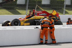 La monoposto di Ryan Hunter-Reay, Andretti Autosport Honda, viene recuperata dal Holmatro Safety Tea