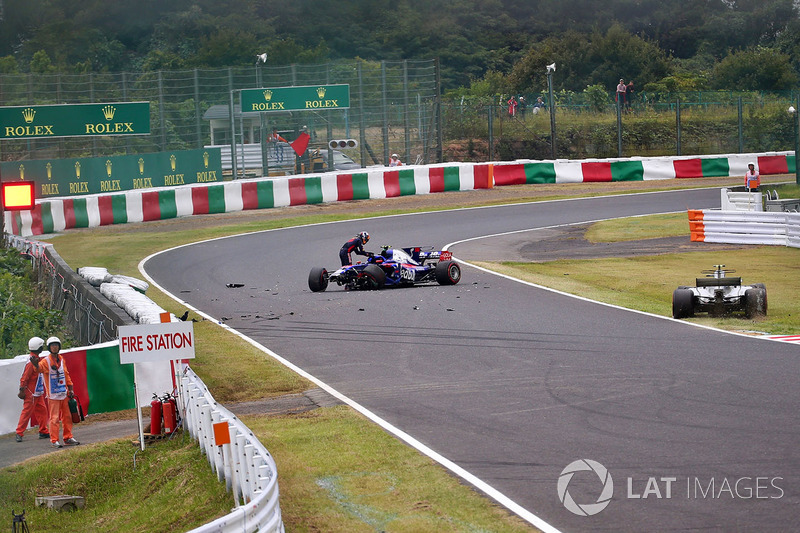 Carlos Sainz Jr., Scuderia Toro Rosso STR12 crashes