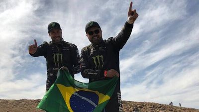 Reinaldo Varela e Gustavo Gugelmin comemoram tricampeonato mundial do Rally Cross Country da FIA