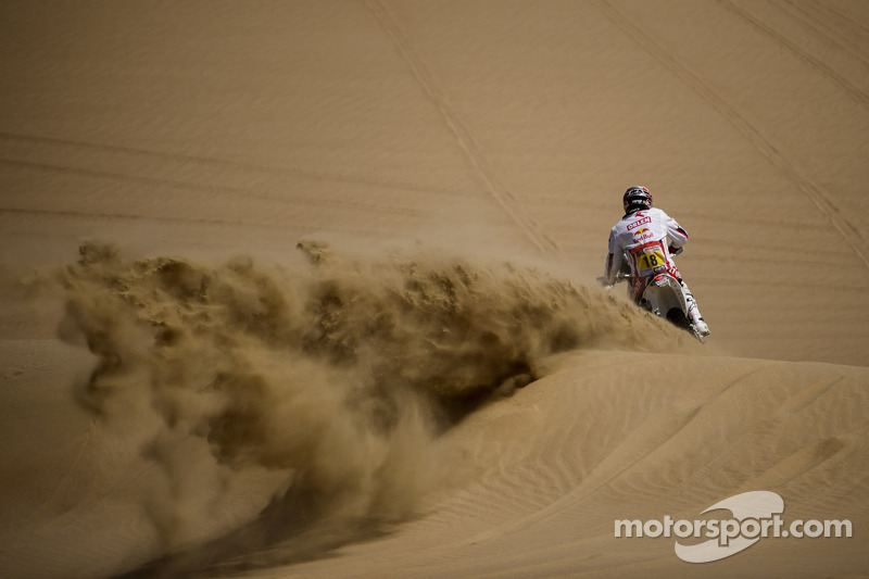 Peru: Stage 2 hits the sand dunes in Pisco loop - video