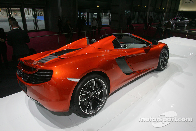 McLaren Automotive 12C Spider: Rhys Millen vs. Chanelle Sladics - Video