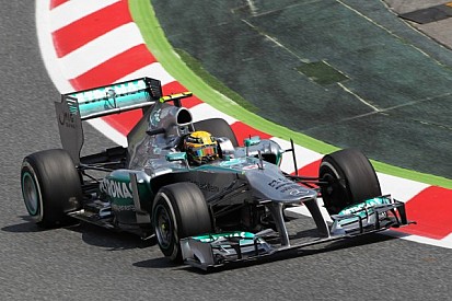 Hamilton scoffs at Vettel-to-Mercedes rumour