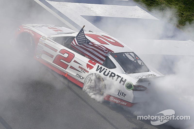 Keselowski se lleva la victoria en Fontana