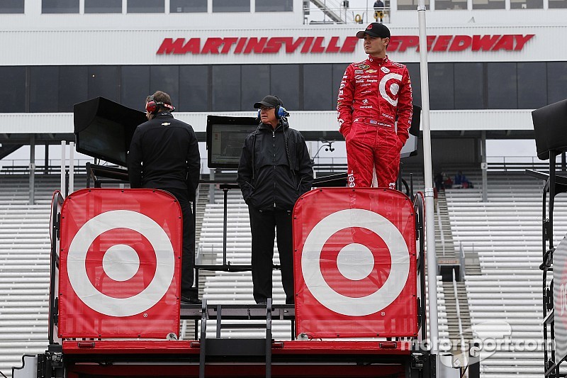 Kyle Larson se desmaya en la sesión de autógrafos