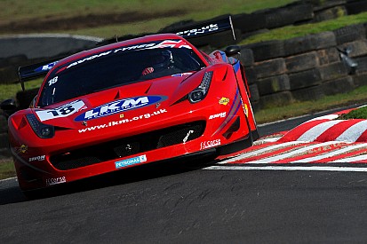 Carroll gana la primera del British GT