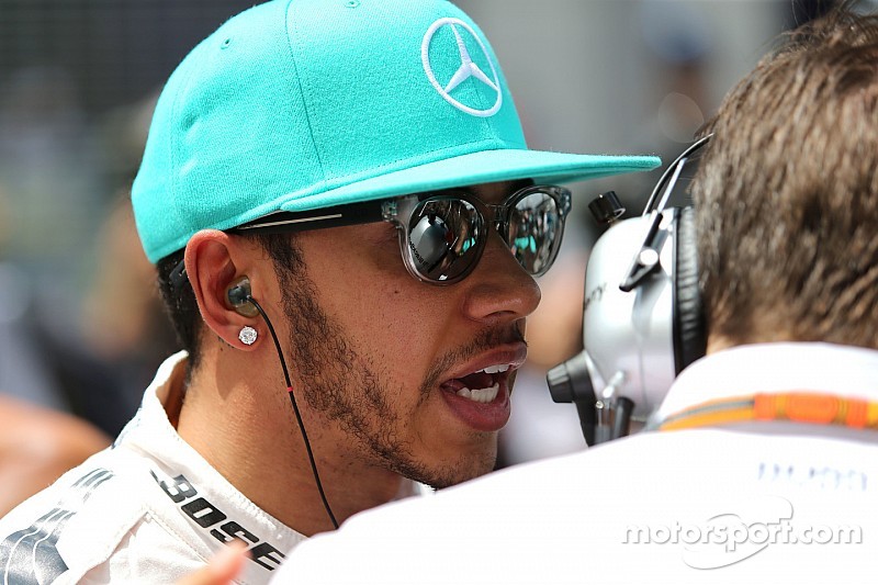 Hamilton dice que el papeleo retrasa su nuevo acuerdo