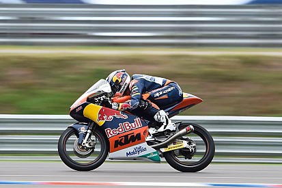 Oliveira larga al frente en Moto3