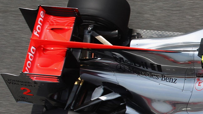 La McLaren simula l'ala posteriore tri-plana vietata