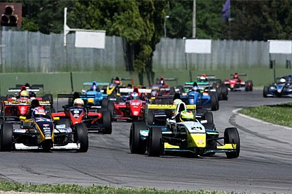 F2000 Light: Turchetto parte male ma poi va a vincere