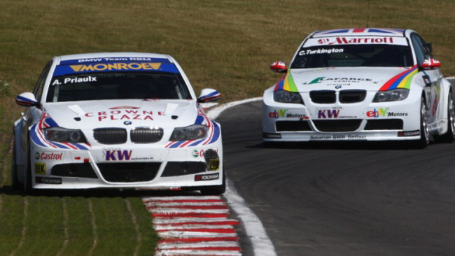 Priaulx sventola la bandiera inglese a Brands Hatch