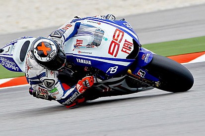 Sepang, libere 2: Lorenzo rimette il naso davanti