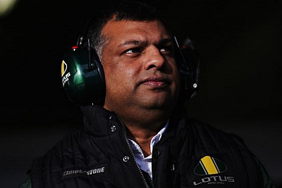 Fernandes sceglie il nero e oro per la livrea 2011