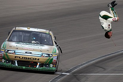Carl Edwards la spunta a Las Vegas