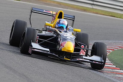 Sainz Jr. vince una gara 1 segnata dagli incidenti