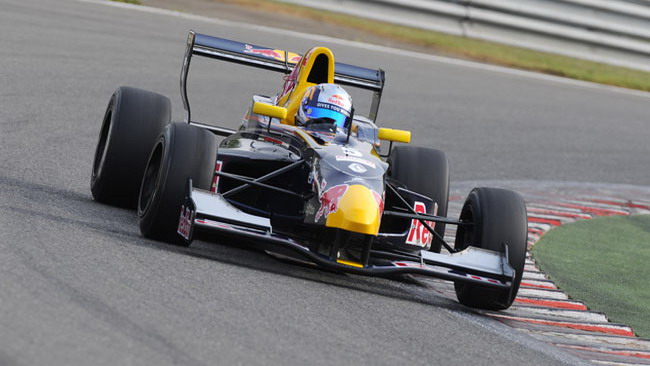 Sainz Jr. vince una gara 1 segnata dagli incidenti