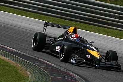 Melville McKee in pole all'ultimo secondo