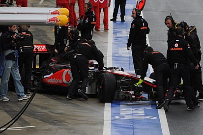 McLaren e Sauber multate per i guai ai box