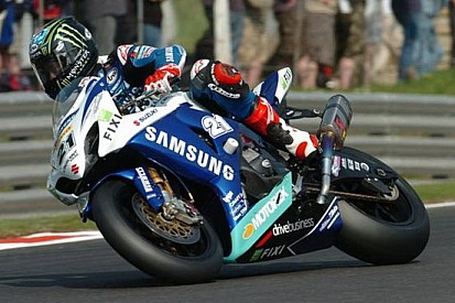 Silverstone, Libere 1: la wild card Hopkins al top