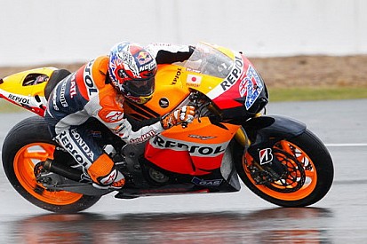Brno, Libere 3: Stoner cade, ma comanda sul bagnato