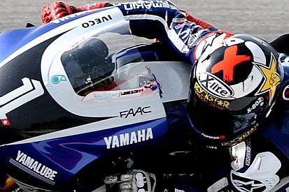 Capolavoro di Lorenzo che precede quattro Honda