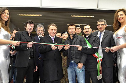 Max Biaggi taglia il nastro di Motodays 2013