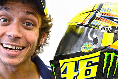 Valentino cambia anche i colori del suo casco