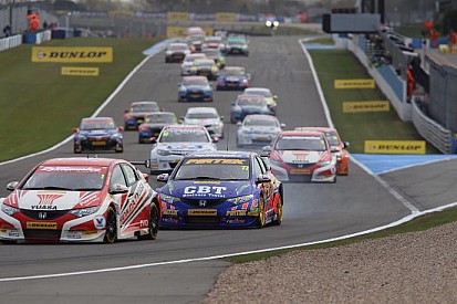 A Donington doppia vittoria Honda, poi la BMW