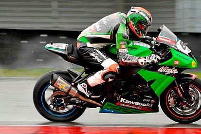 Assen, Libere 1: Sykes si esalta sotto al diluvio