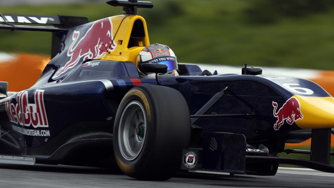 Kvyat e Sainz portano la MW-Arden in cima a Monza