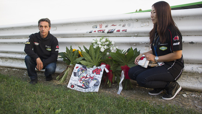 Tomizawa ricordato in pista dalla mamma e da Bronec