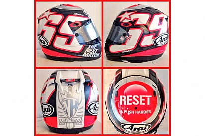 Nicky Hayden mostra il suo casco per i test di Valencia