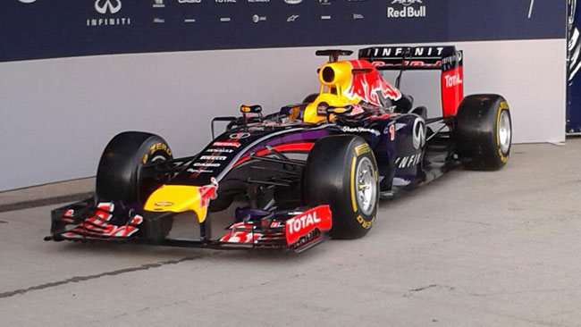 Red Bull RB10: ecco il primo scatto in pitlane