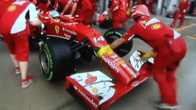 Sepang, Qualifica 2: Alonso si tocca, ma passa!