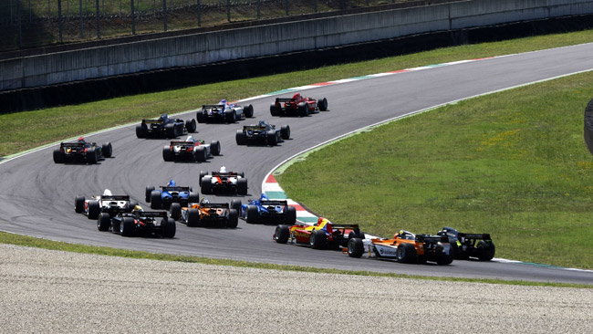 14 piloti in pista nei test collettivi di Valencia
