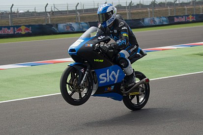 Romano Fenati vince dopo aver sportellato Miller