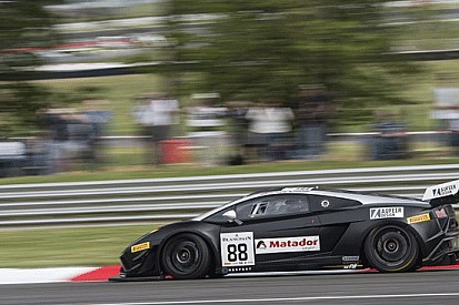 Libere 1: Tomas Enge porta la Lambo davanti a tutti