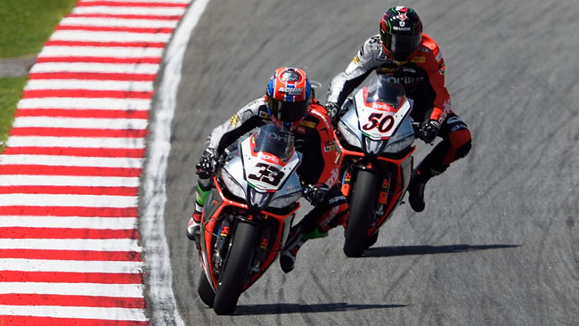 Sepang, Gara 2: Melandri batte Guintoli all'ultima curva