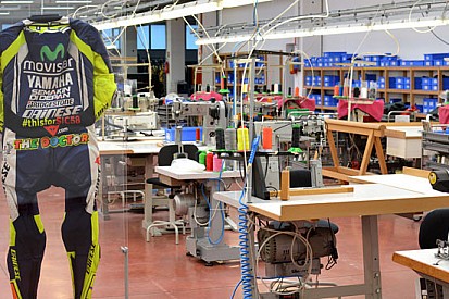 Ufficialmente all'asta la tuta di Valentino dedicata al Sic