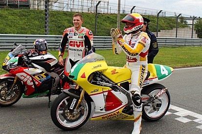 Bradl guida la Honda 250 del padre al Sachsenring