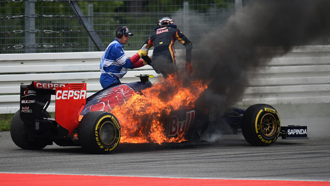 Kvyat si è fermato con la Toro Rosso in fiamme!