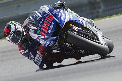 Brno, Warm up: Lorenzo rimescola le carte