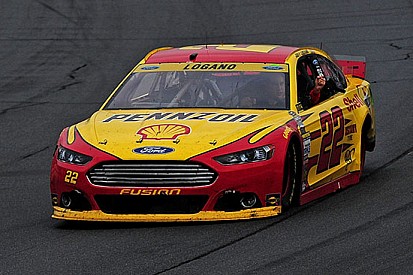 Joey Logano prolunga il contratto con la Penske