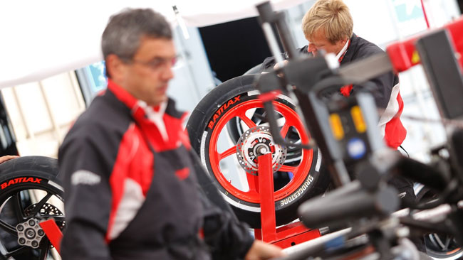 Bridgestone lancia la gomma anteriore asimmetrica