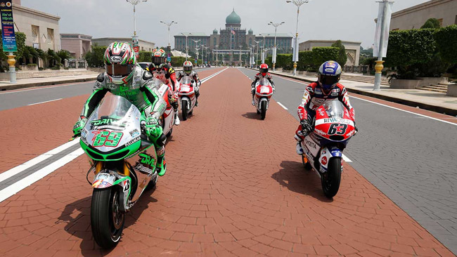 Hayden sfila nel centro di Putrajaya con la sua Honda