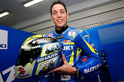 Espargaro celebra i campioni Suzuki sul suo casco